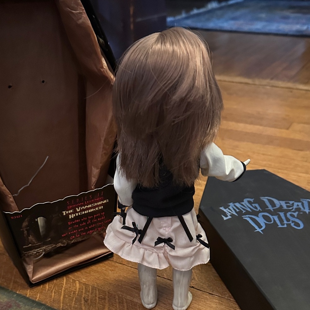 Living Dead Dolls The Vanishing Hitchhiker - Picture 3 of 8